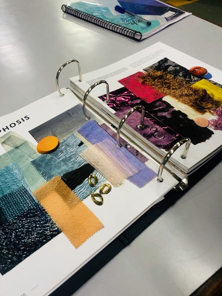 Carpeta de muestrario con retales de telas de distintos colores y texturas