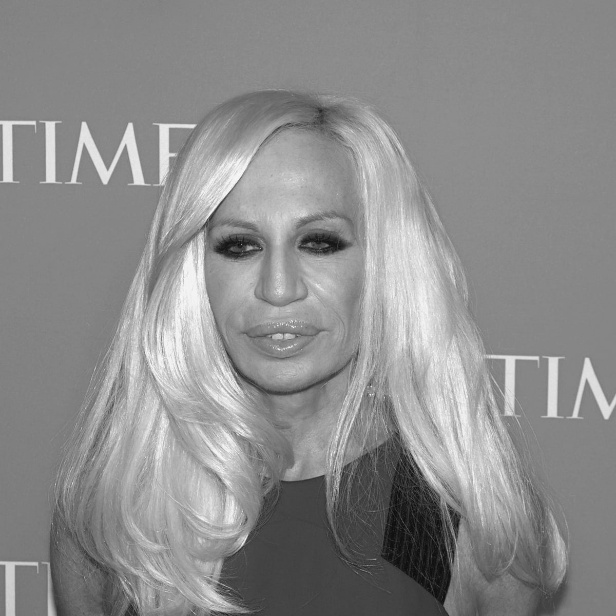Retrato en blanco y negro de Donatella Versace en la gala Time 100 de 2010