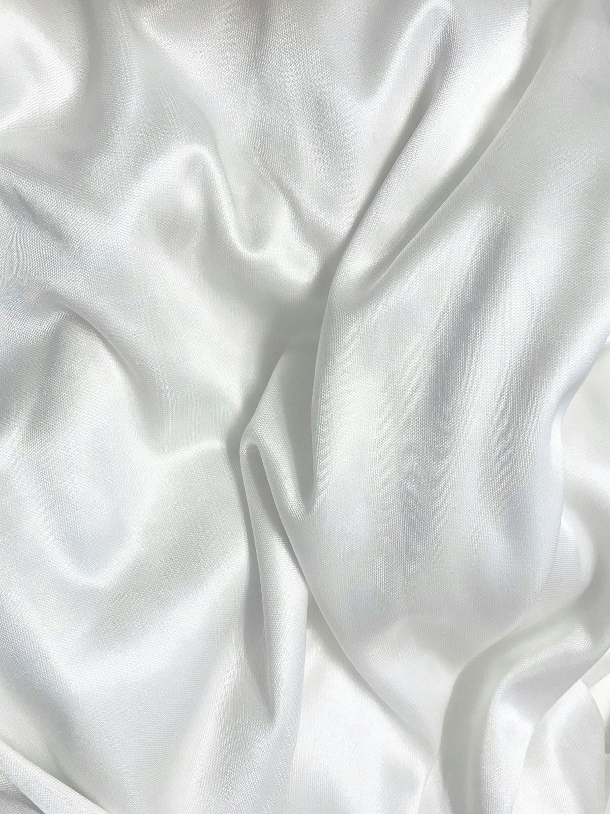 Tela de seda blanca con pliegues y reflejos suaves
