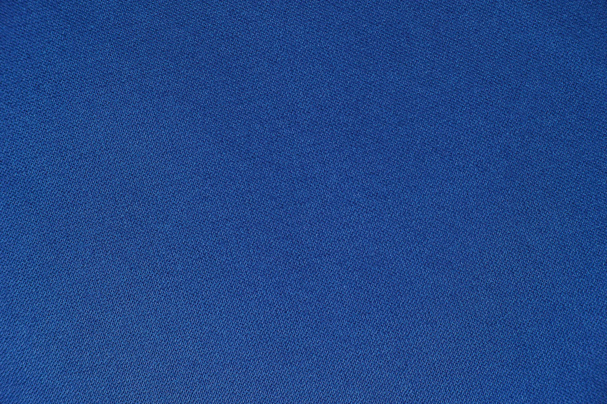 Primer plano de un tejido de algodón azul con la trama visible