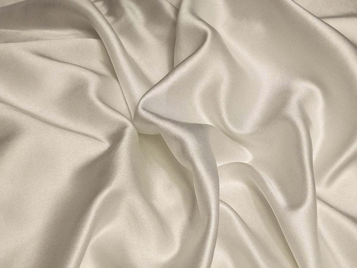 Tela de seda blanca con pliegues suaves y brillo natural
