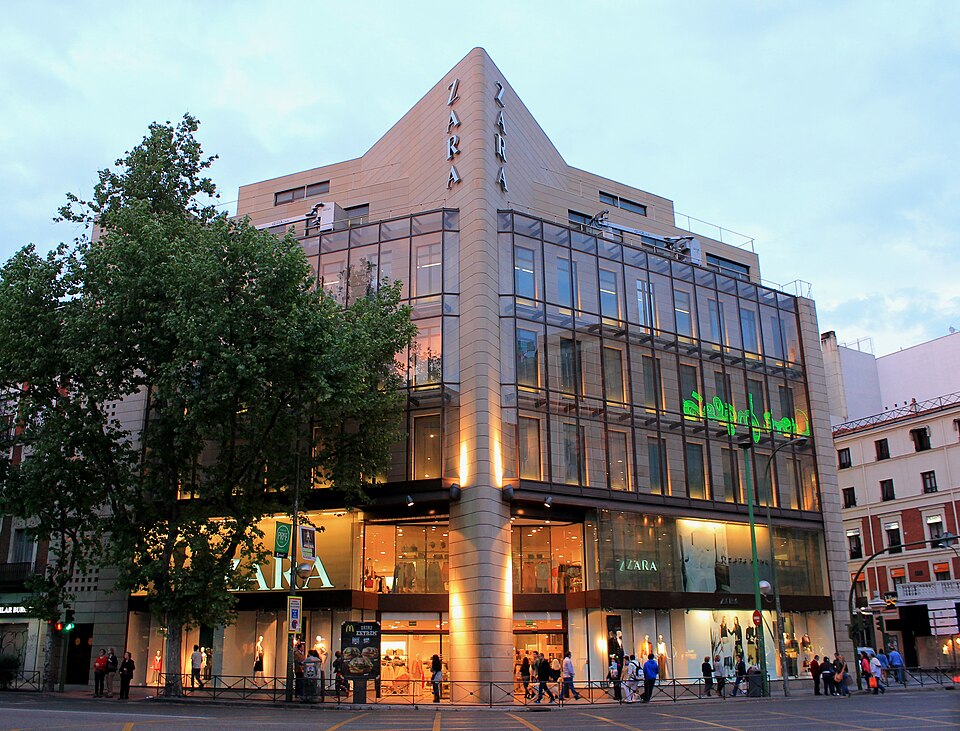 Tienda de Zara en la calle de la Princesa, en Madrid, al atardecer
