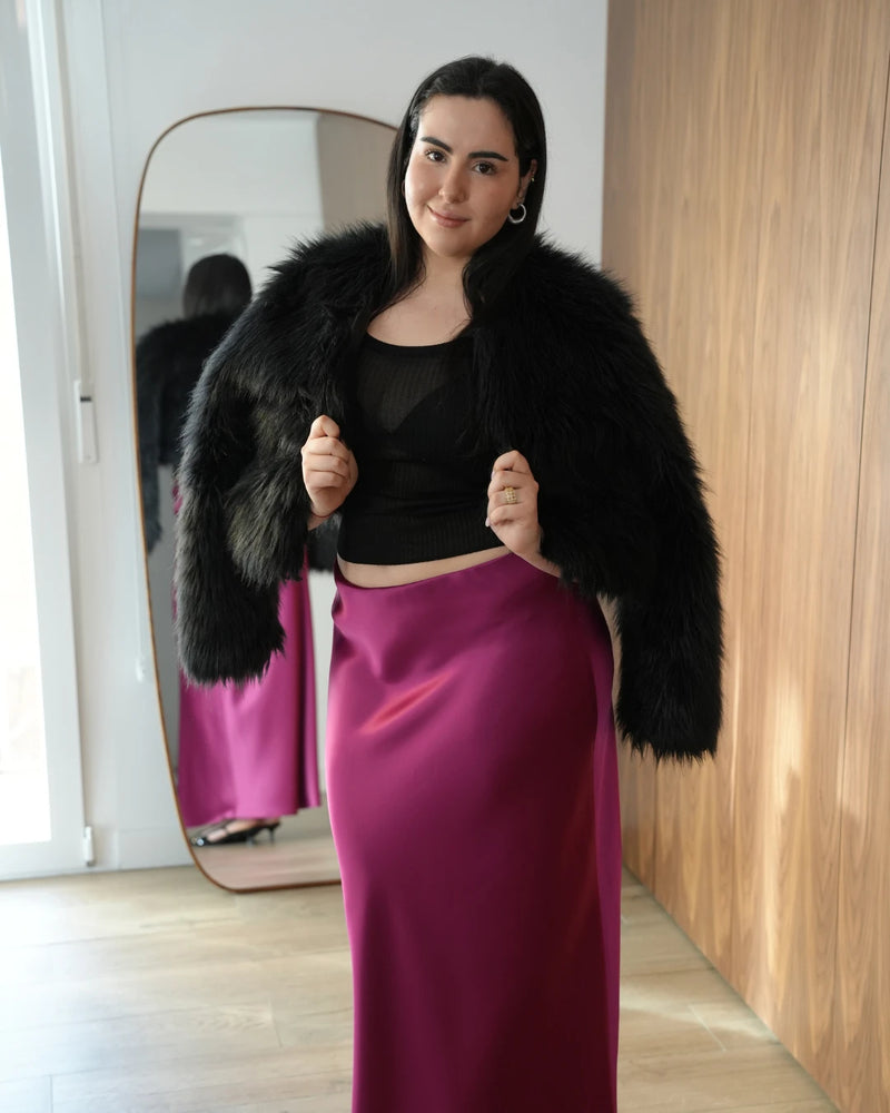 Falda de satén fucsia al bies con top negro y chaqueta de pelo - Patrón de costura PDF BERA Patterns