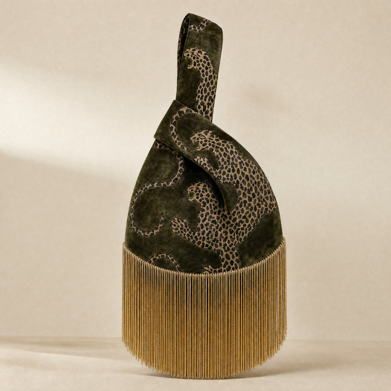 Japanese Knot Bag en terciopelo verde con estampado de leopardo y flecos dorados