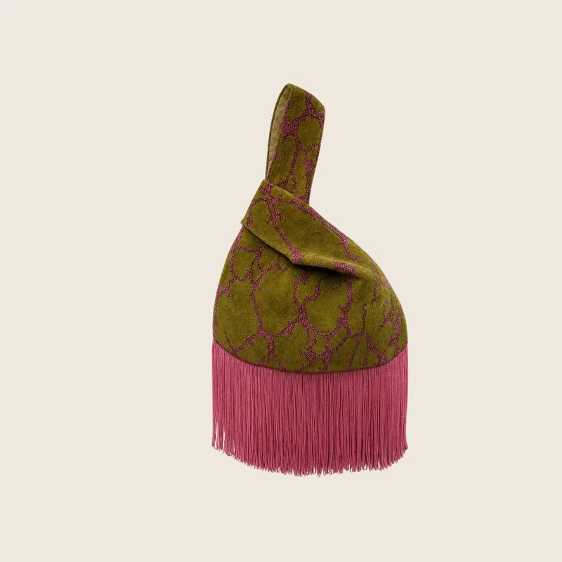 Japanese Knot Bag en terciopelo verde con flecos rosas