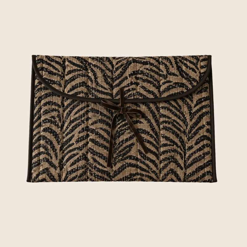 Funda acolchada para portátil en jacquard de cebra con lazo de terciopelo
