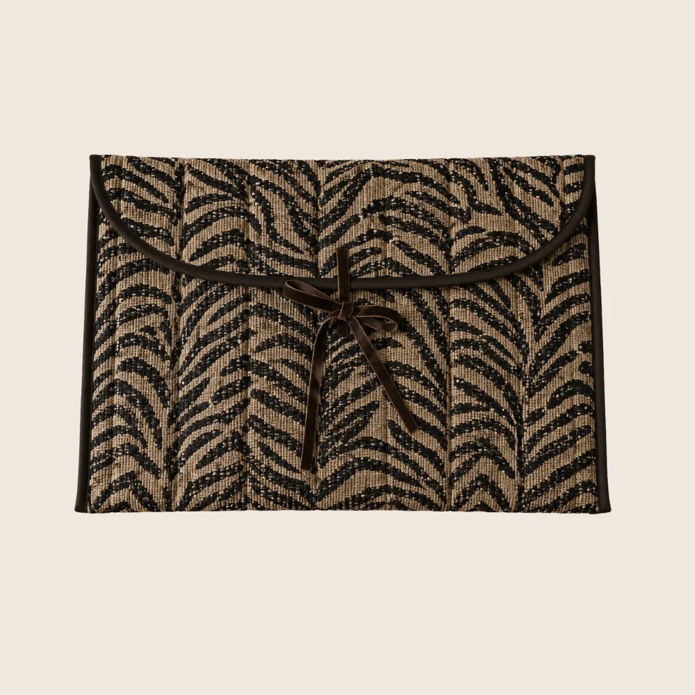 Funda acolchada para portátil en jacquard de cebra con lazo de terciopelo