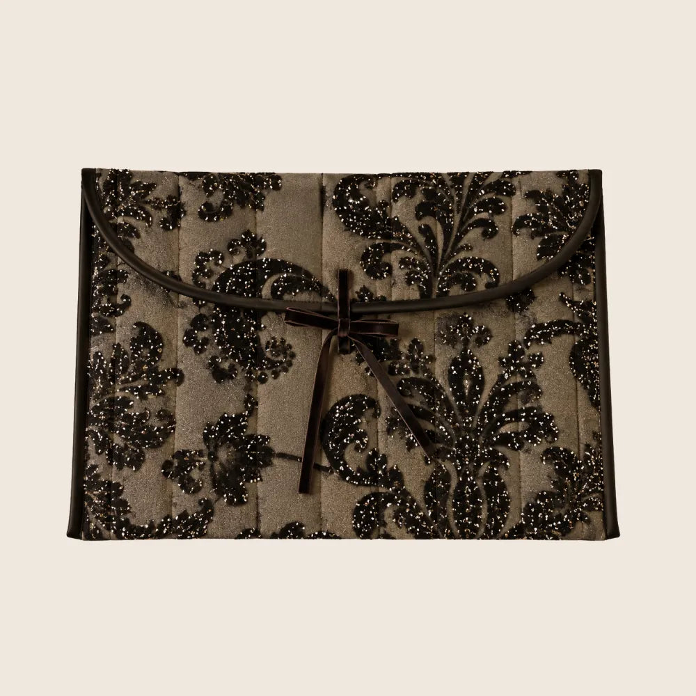 Funda acolchada para portátil en tejido damasco negro con brillo
