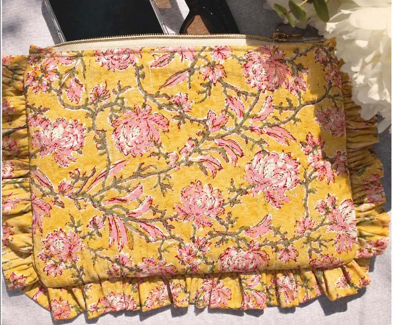 Neceser con volante en tela amarilla con flores rosas