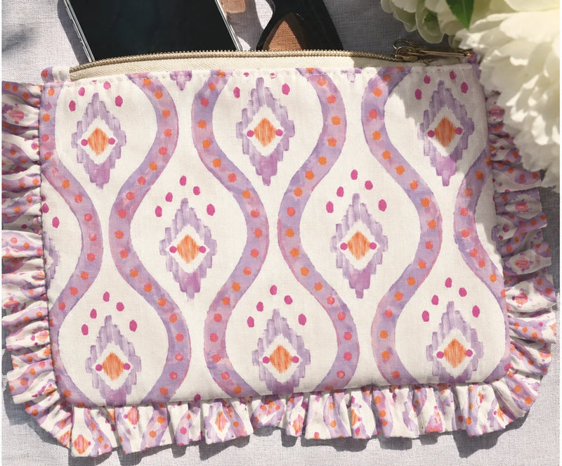 Neceser con volante en tela blanca con ikat lila y naranja