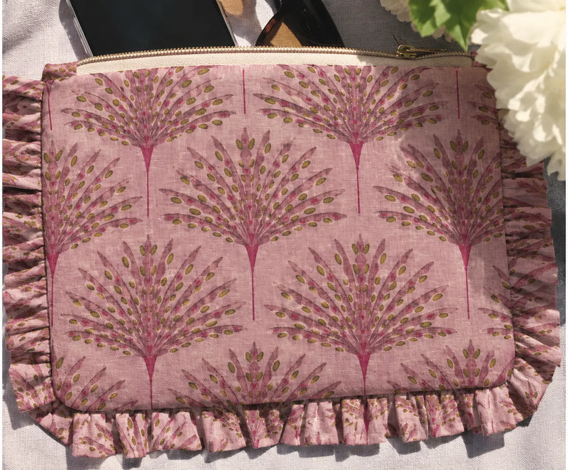 Neceser con volante en tela rosa estampada de hojas, cosido en el taller